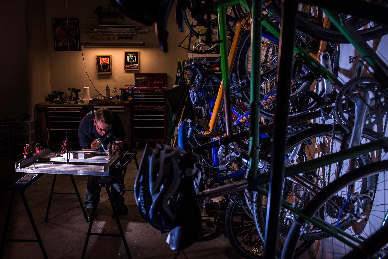 Fahrrad Werkstatt zur Reparatur im Keller