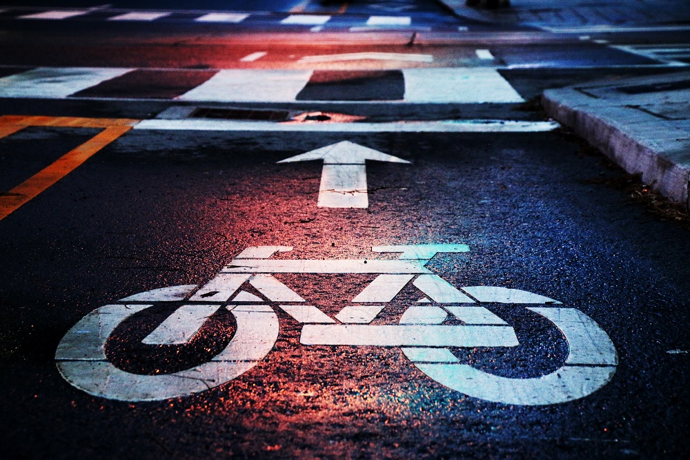 Fahrradweg-Bodenmarkierung im Dunkeln