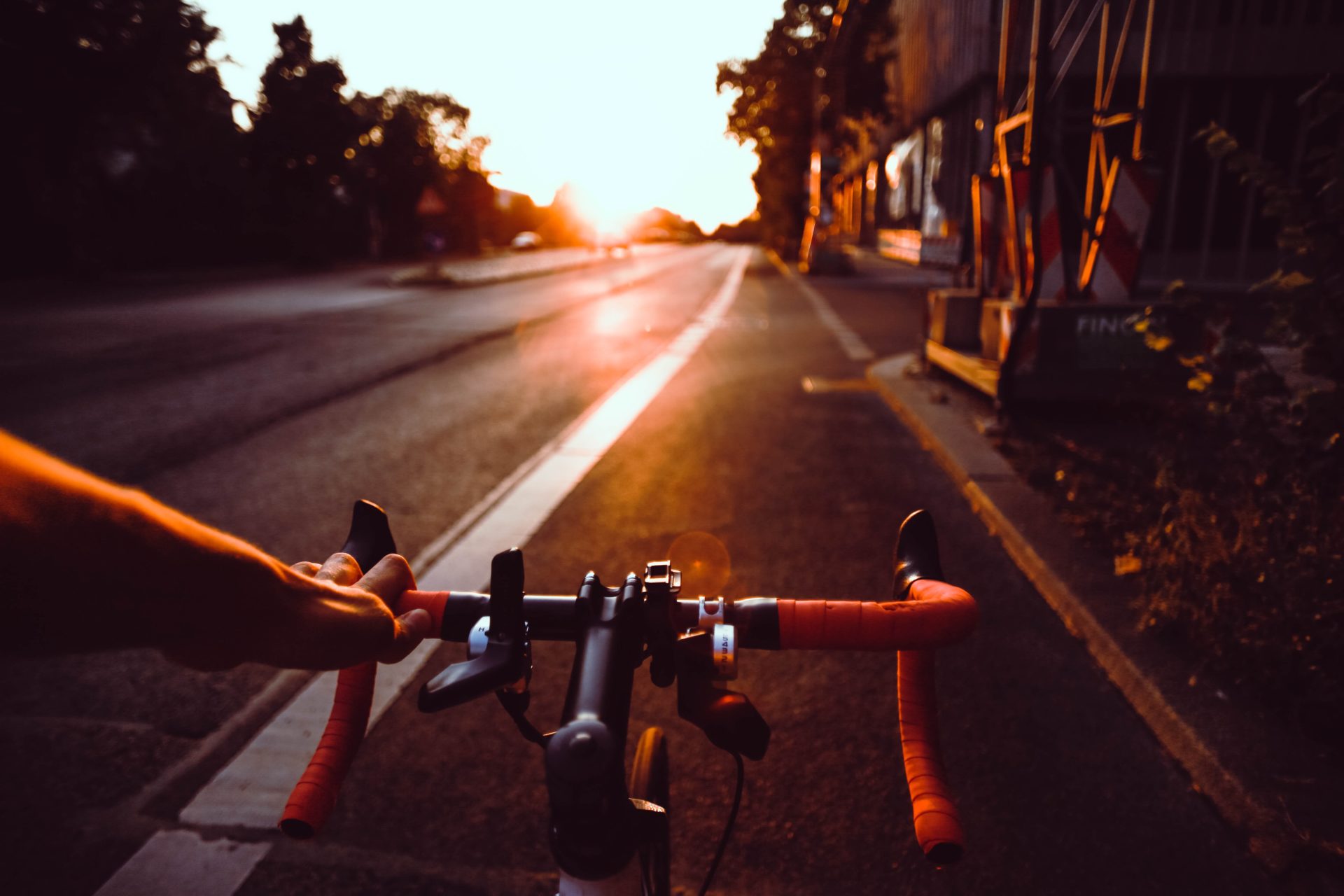 Fahrradfahrer fährt in den Sonnenuntergang